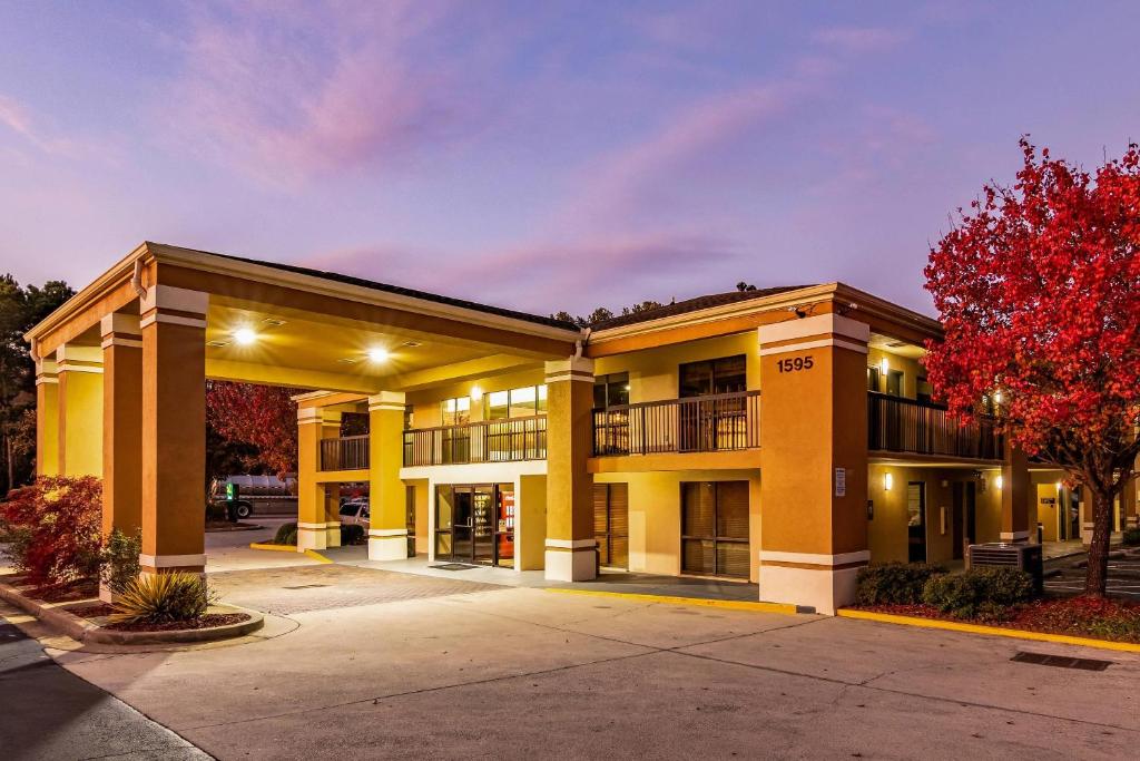 Quality Inn Stone Mountain FAQs – Exterior view of Quality Inn Stone Mountain with entrance and evening lighting