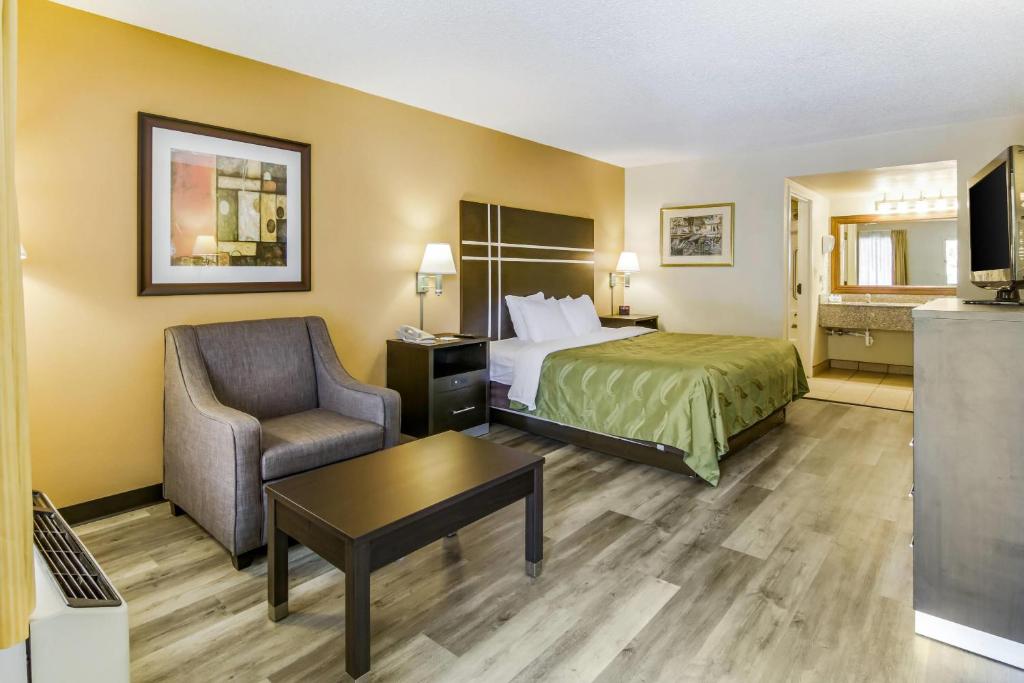 King Room with Accessible Tub - Accessible/Non-Smoking in stone-mountain-ga-hotel-rooms