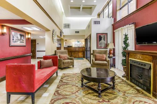 Quality Inn Stone Mountain FAQs – Hotel lobby and common area with seating and welcoming decor