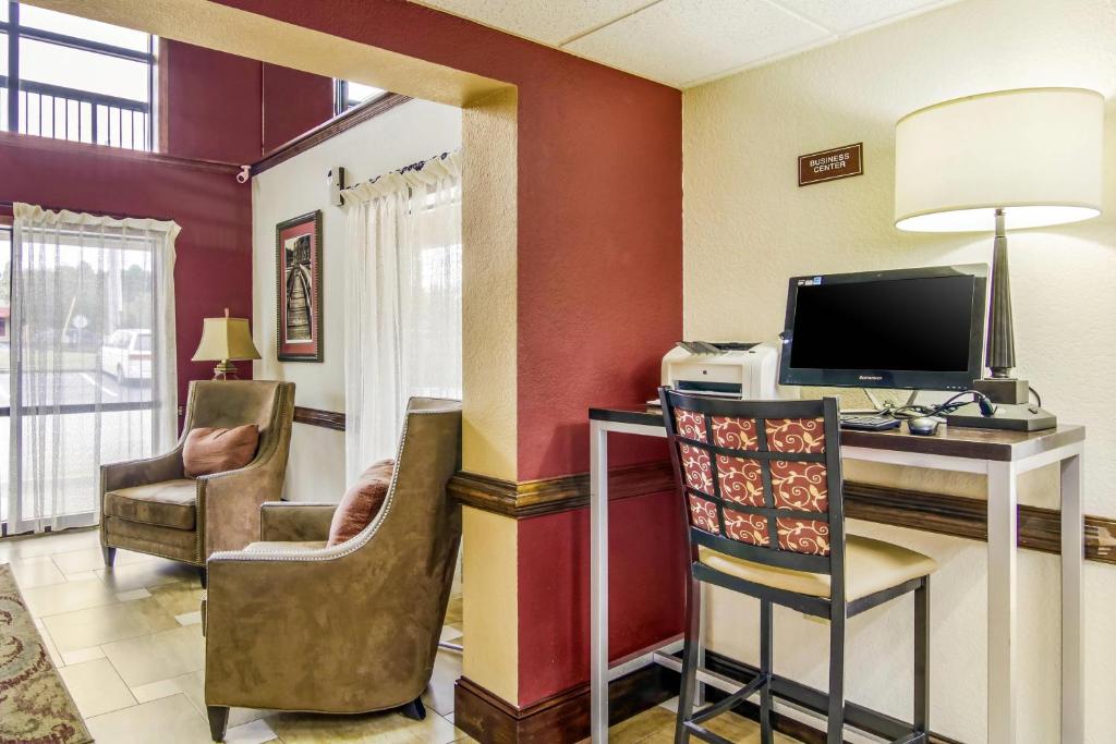 Hotel room with work desk for business travelers Stone Mountain GA hotel rooms